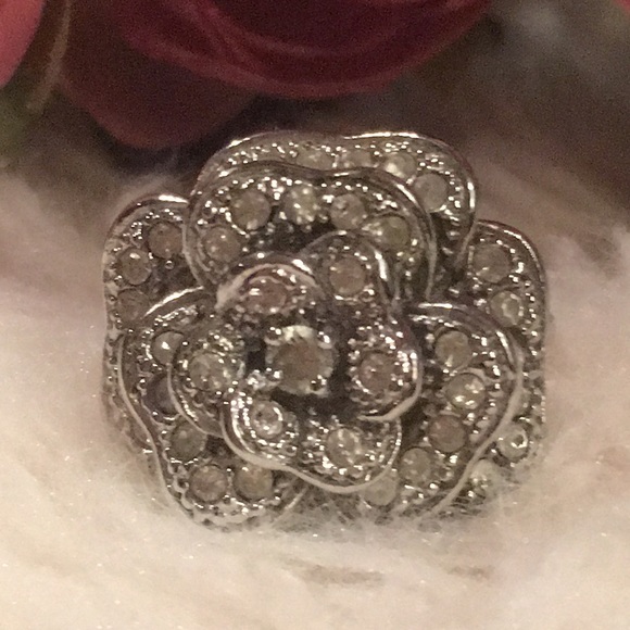 DIAMOND FLOWER RING - Picture 2 of 6